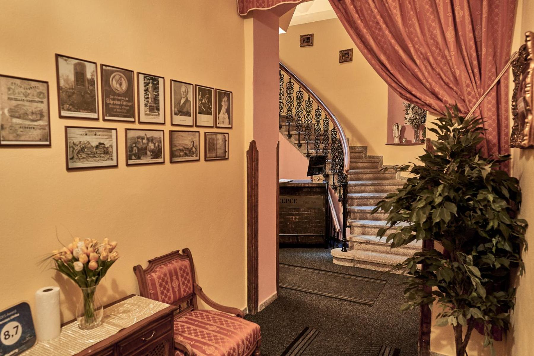 Pension Ulrika - Ubytovani Pod Hradem Loket Extérieur photo